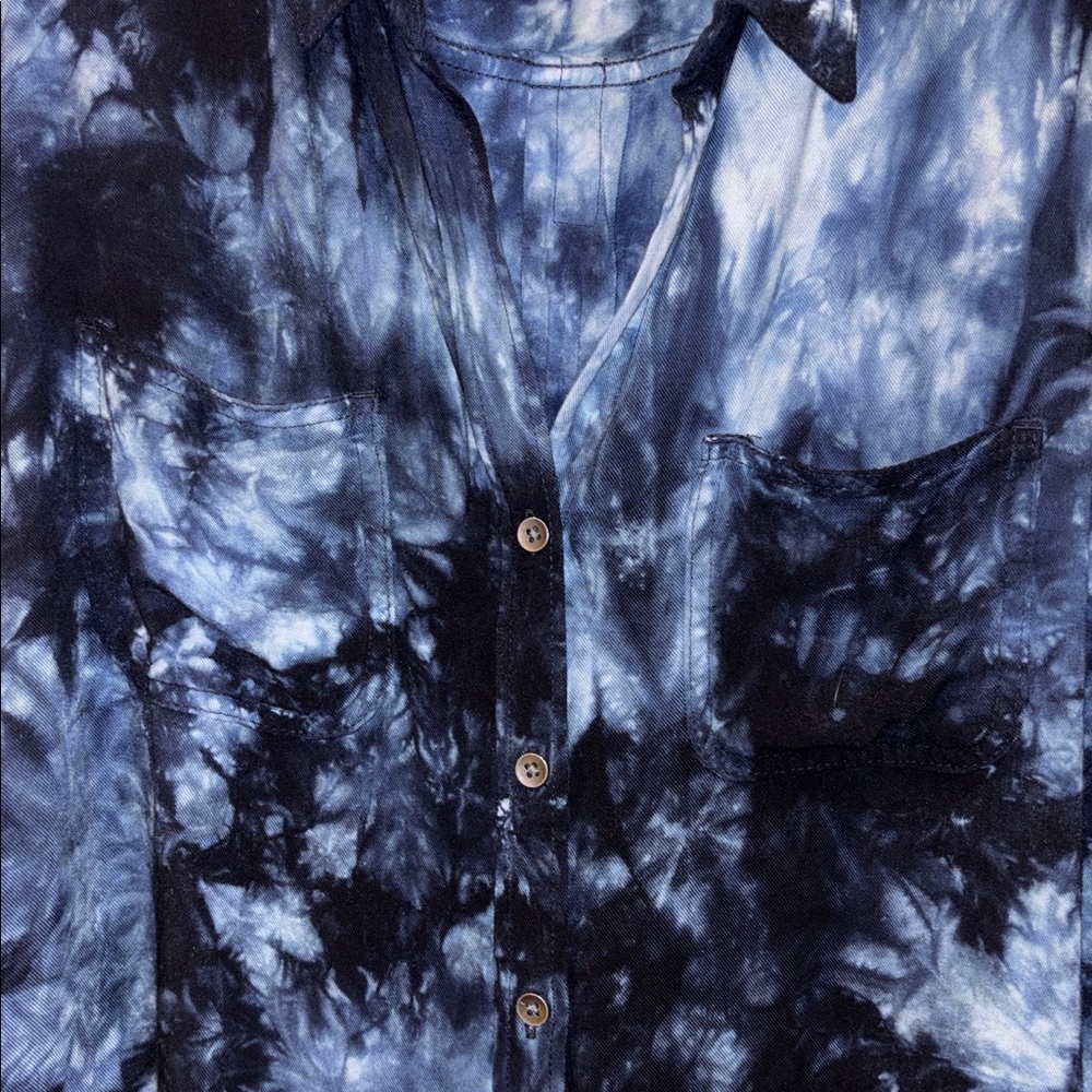 ROCK & REPUBLIC DARK BLUE TYEDYE BUTTON DOWN SHIRT SIZE LARGE PTP 21”
L/S - Picture 3 of 8